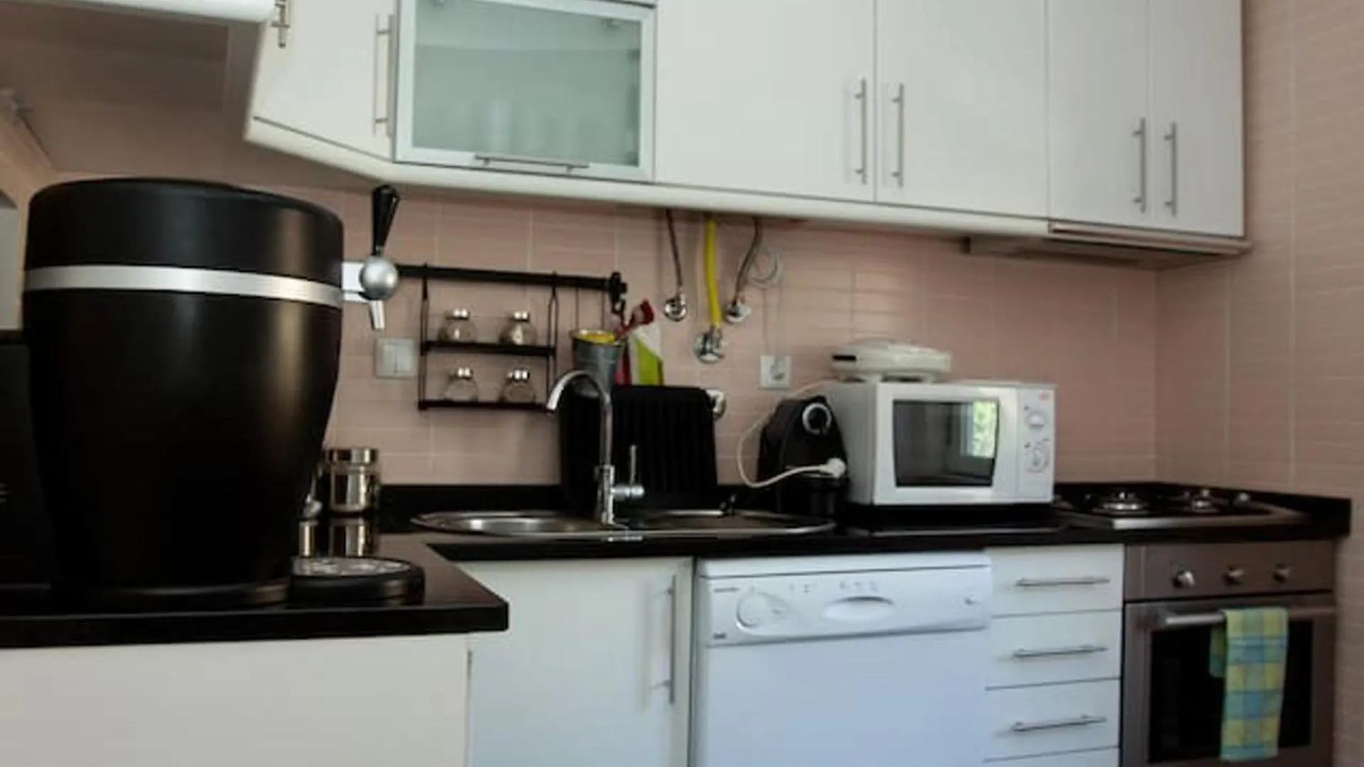 Bright Apartment In Lisbon, 70 Sqm Near City Center