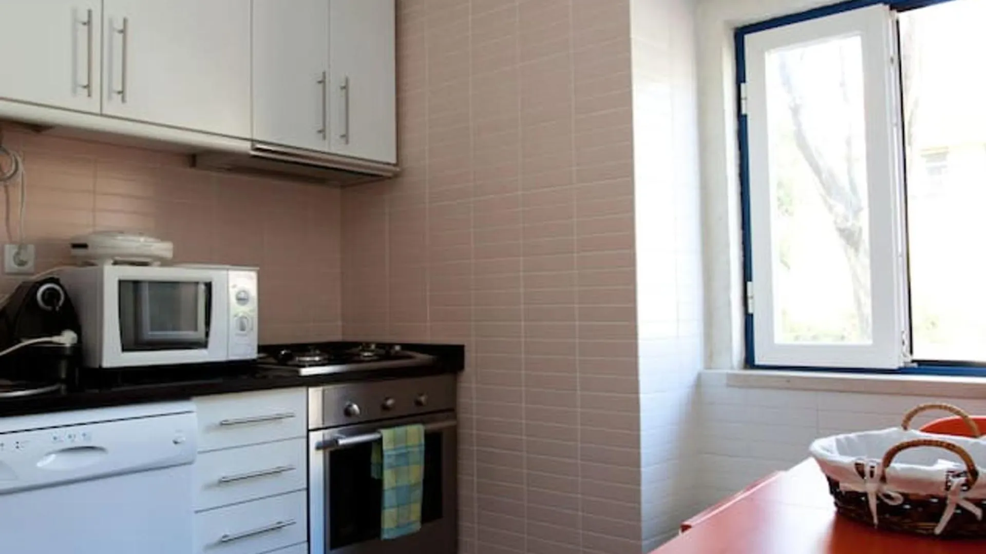 Bright Apartment In Lisbon, 70 Sqm Near City Center البرتغال