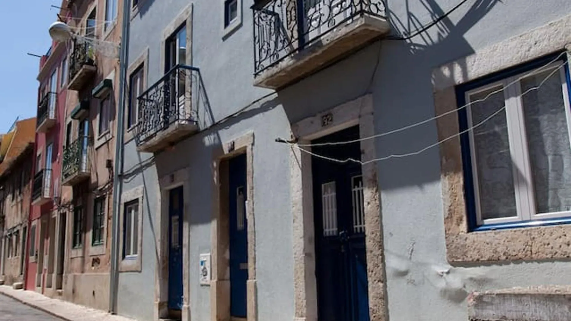 Bright Apartment In Lisbon, 70 Sqm Near City Center